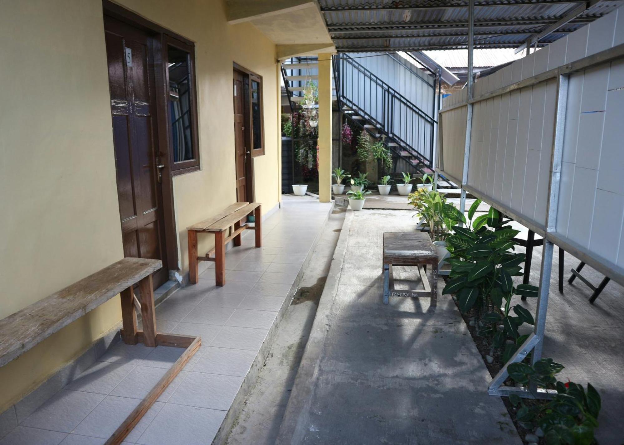 Tange Guest House Ruteng Exterior foto